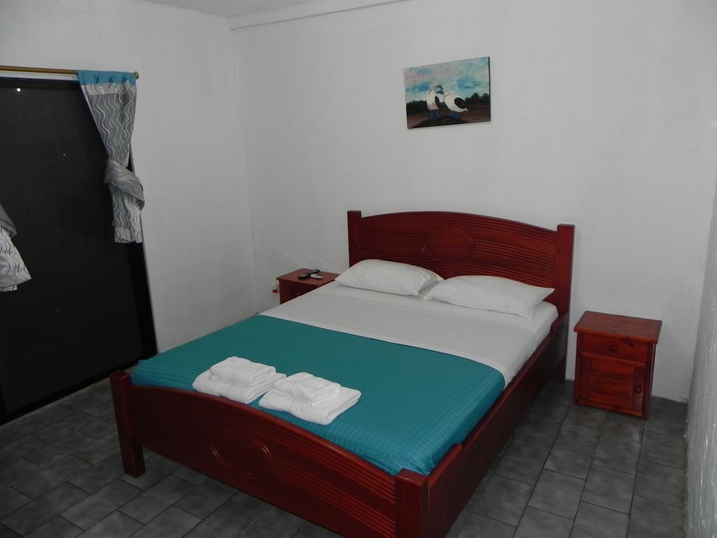 Hotel Galapagos Paradise ปูแอร์โตอาโยรา ภายนอก รูปภาพ